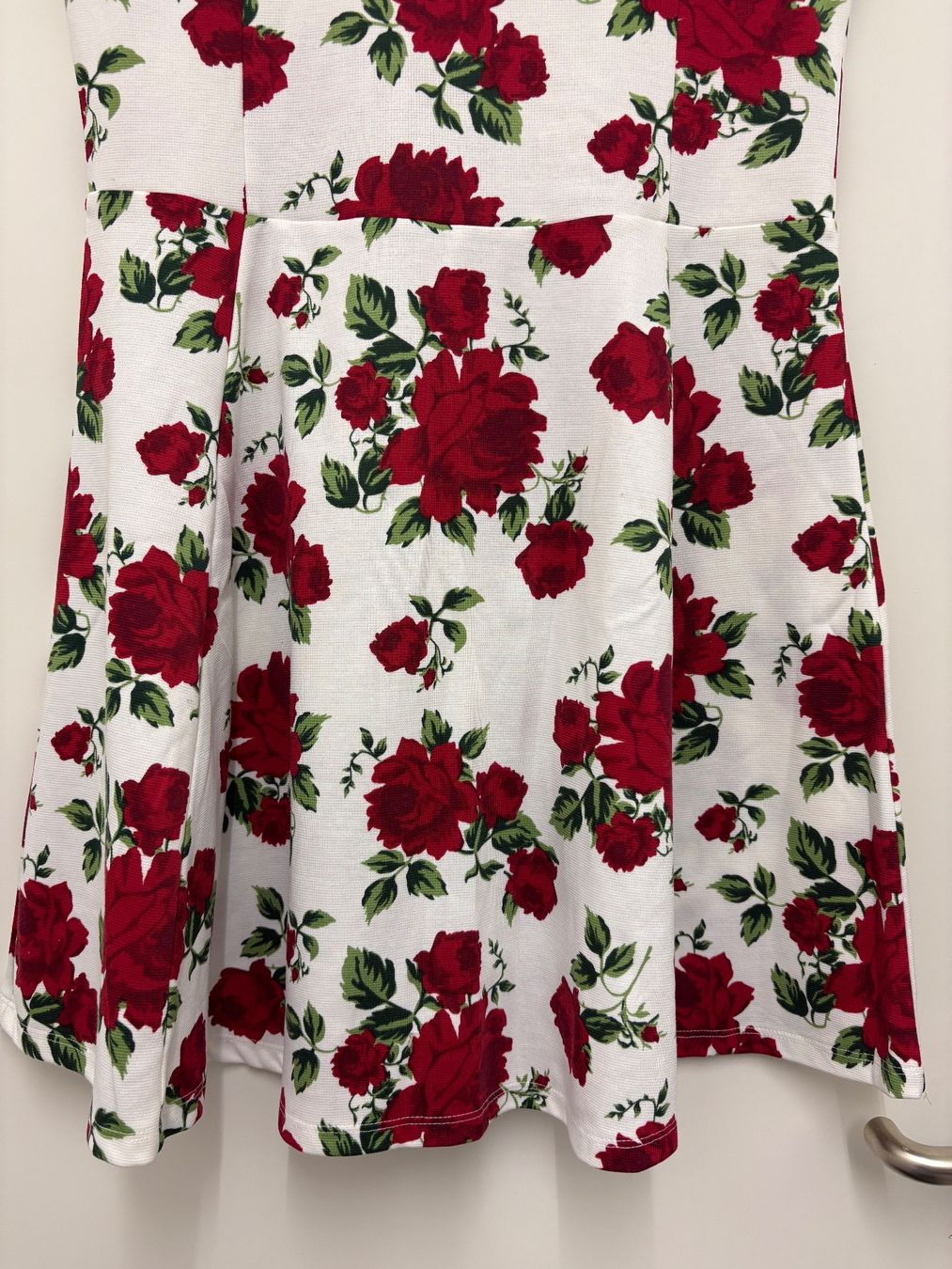Vestiti: Kleid Rosenmuster weiss rot Grösse M – Usato da Basel venduto da Tierschutz-Flohmi 3