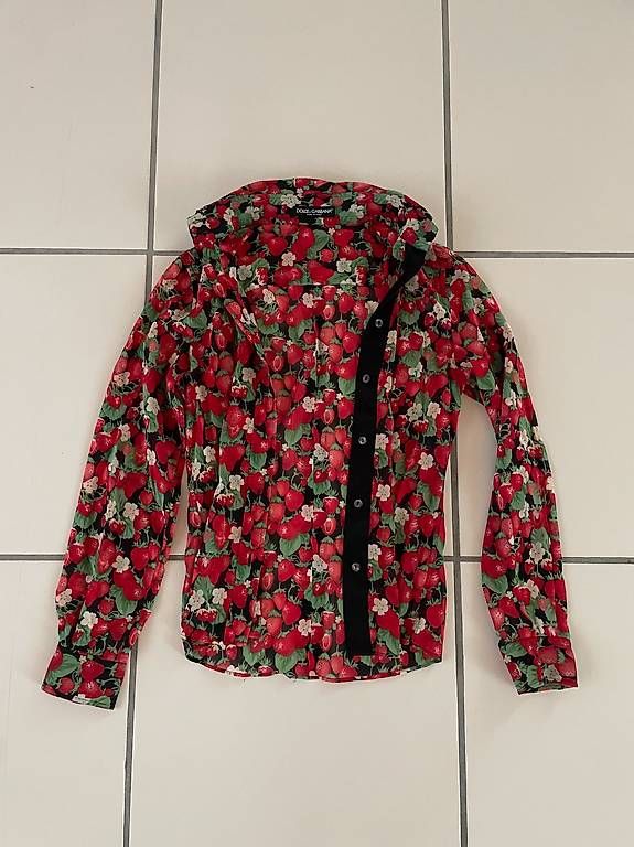 Camicette: Dolce & Gabbana Bluse mit Erdbeer-Print  – Usato da Häfelfingen venduto da JeremiasR