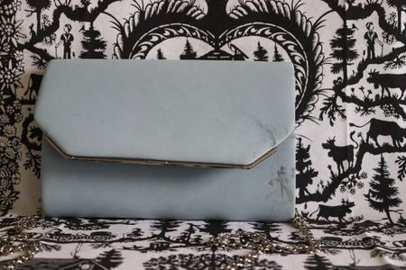Himmelblaue Handtasche mit Kette, ideal für den Sommer!