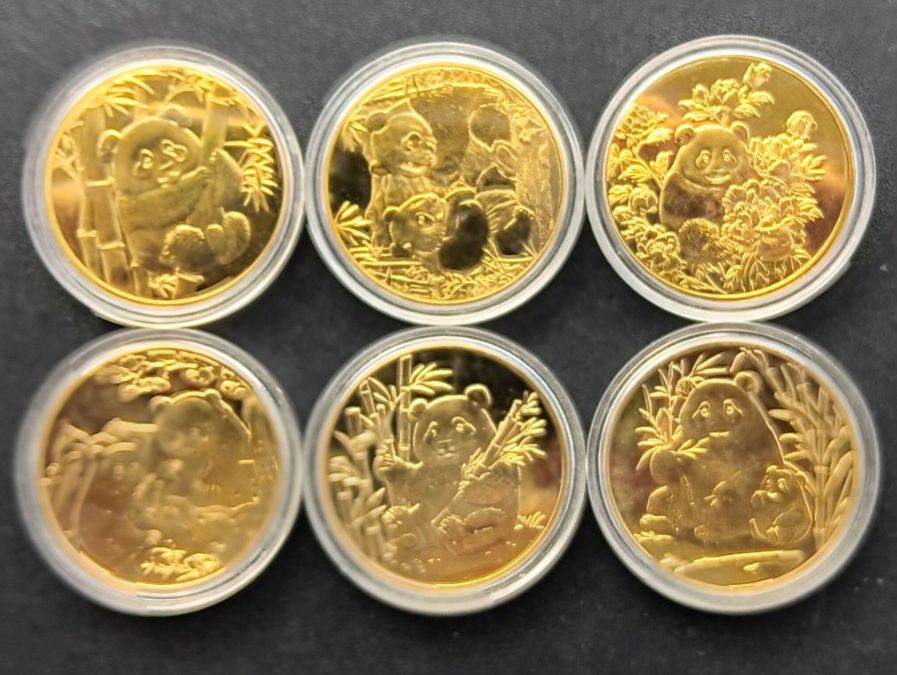 Tutti le monete: RÉPLIQUES-- DE 6 PIÈCES CHINOISES, PANDA, DORÉ --RÉPLIQUES – Nuovo e nell'imballaggio originale da pully venduto da gringoloko 2