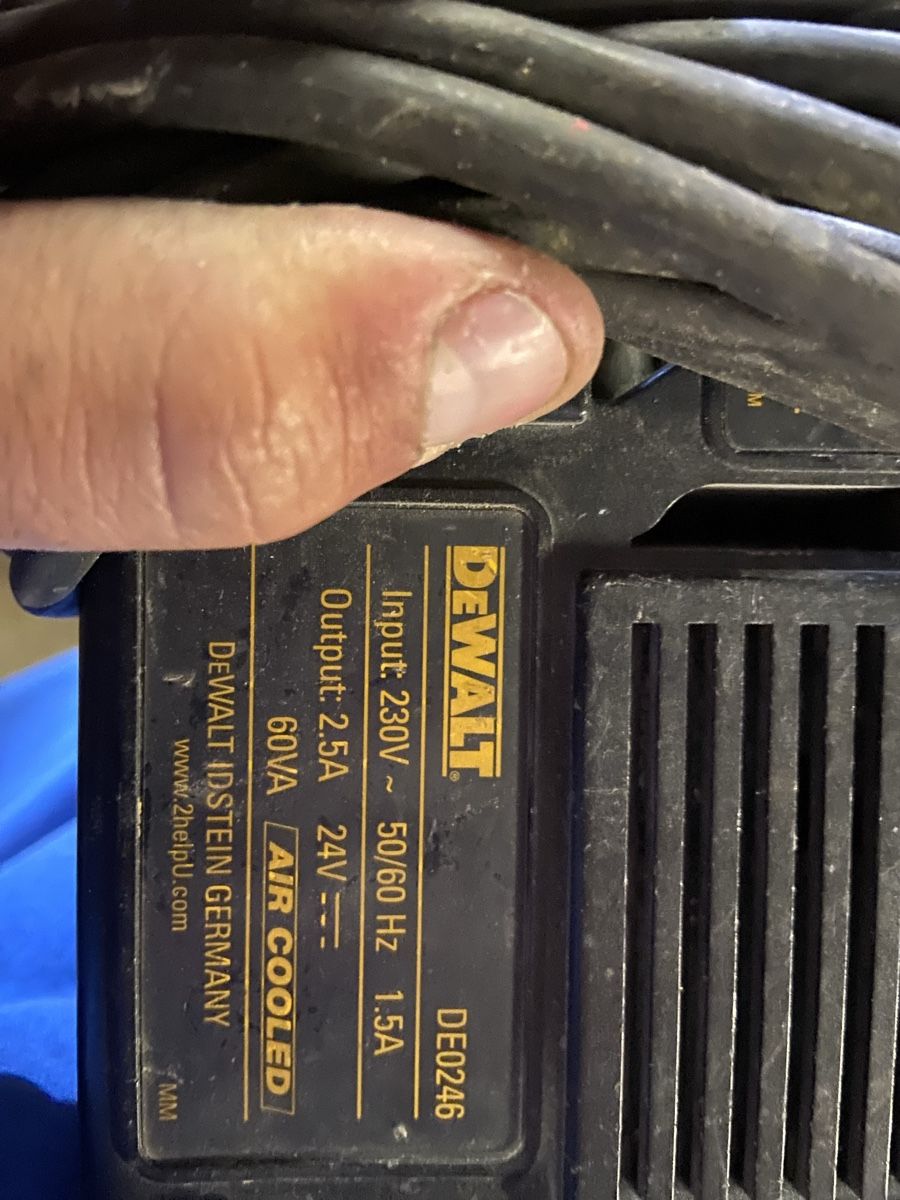 Dewalt Akkus & Batterien: Ladegeräte  – Defekt aus Gurmels von T7.220 1