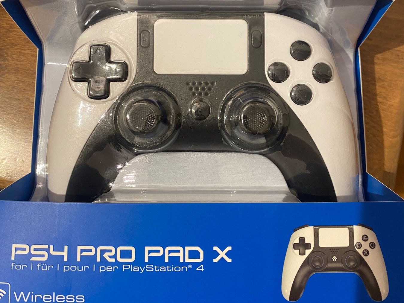 Manettes: Neuer PS4 Pro Pad X Wireless Controller – D'occasion à Männedorf par Maru83