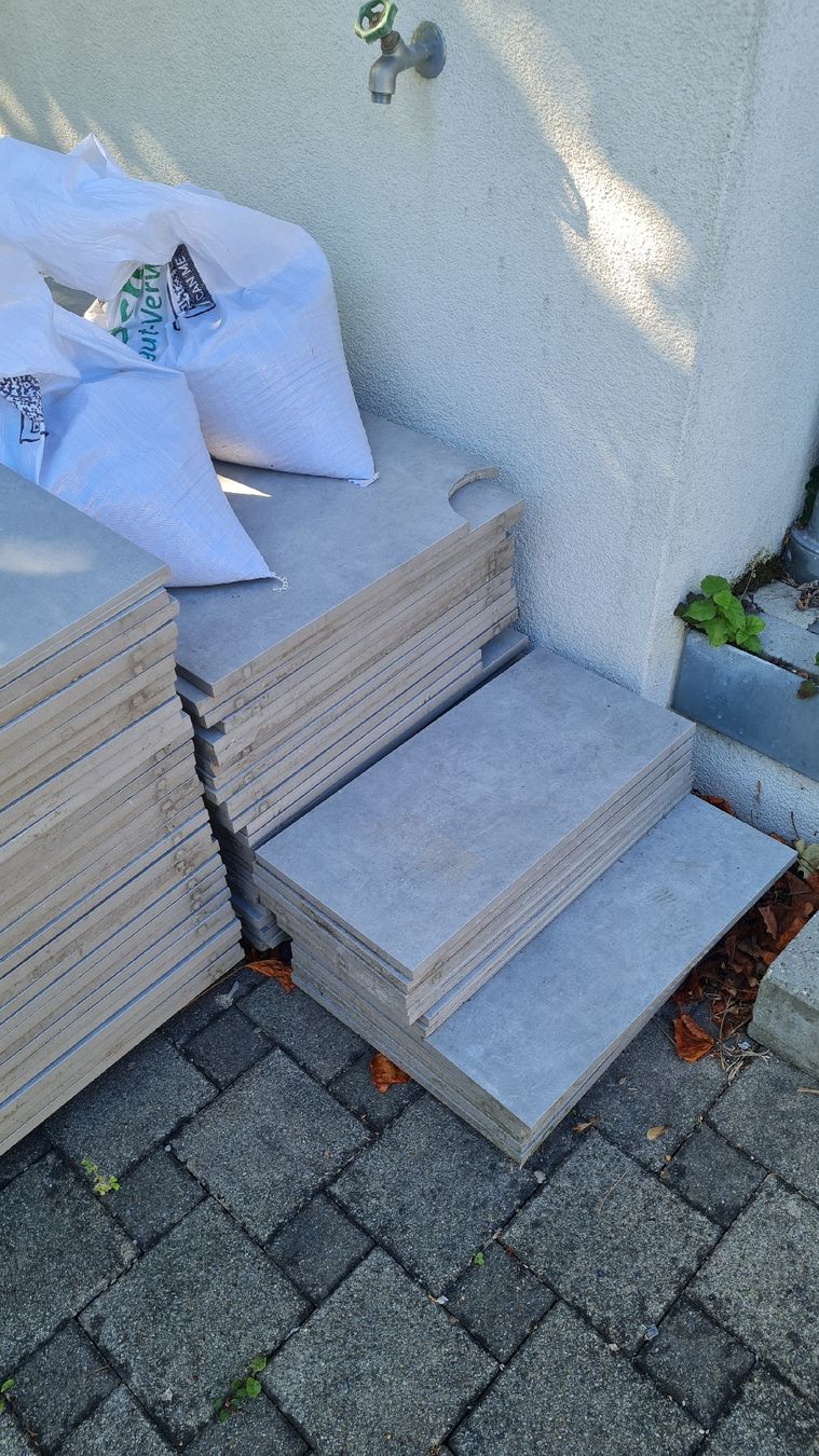 Rivestimenti per pavimenti: Feinsteinzeug Gartenplatten 60×60×2 cm – ca. 41 m² – Usato da Wohlen AG venduto da GTH2014 1