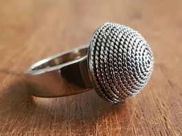 Ring gupfartig gewundener Draht silberfarben