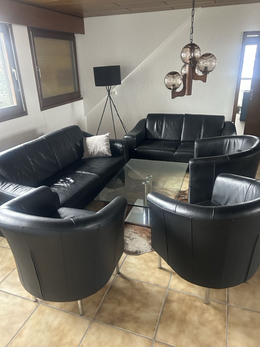 Sedie a sdraio: Elegant Black Leather Sofa and Chairs – Usato da Schänis venduto da roki20