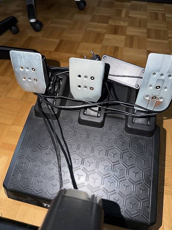 Controller: Playseat Sim Racing + Thrustmaster Ferrari Lenkrad & Pedale – Usato da Horgen venduto da nat_f2bb 2