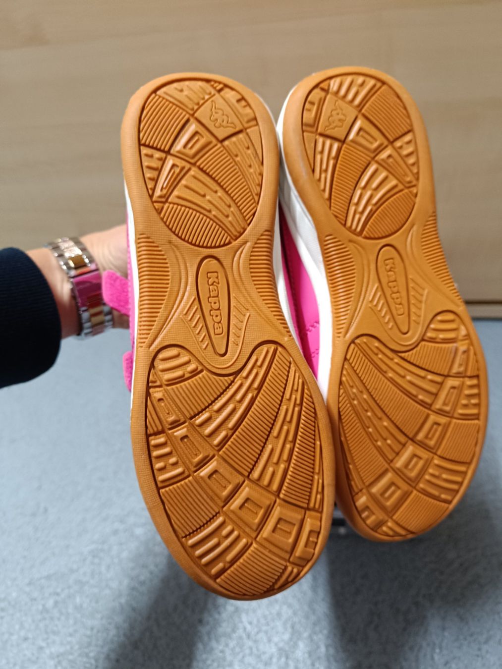 Kappa Scarpe per ragazze: Neue Kappa Hallenschuhe Grösse 33 – Nuovo e nell'imballaggio originale da Wohlen AG venduto da Fabe3 3