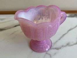Ancien petit crémier en verre moulé opalescent sur pied