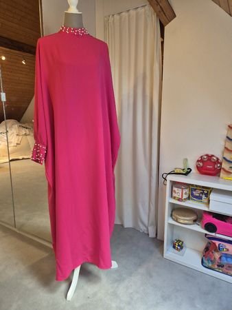 Kleid Melike Tatar Pink mit Perlen verziert Abaya