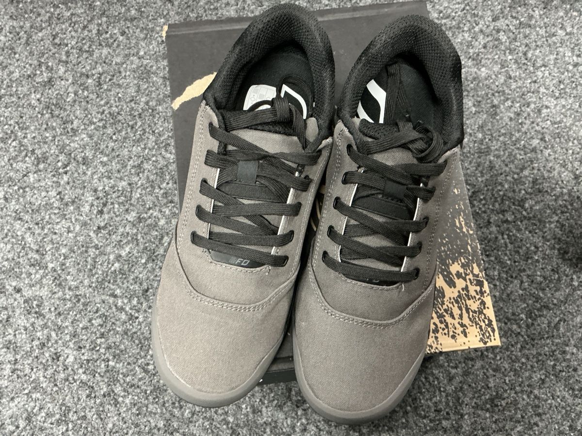 Specialized Chaussures hommes: Specialized 2FO robots canevas taille 44 – Neuf avec emballage d'origine à Borex par b-cycle