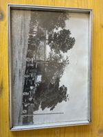 Photographie ancienne avec camions et personnes, encadrée