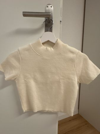 Sanfte Strickware: Moderner, kurzer Pulli in Creme, M