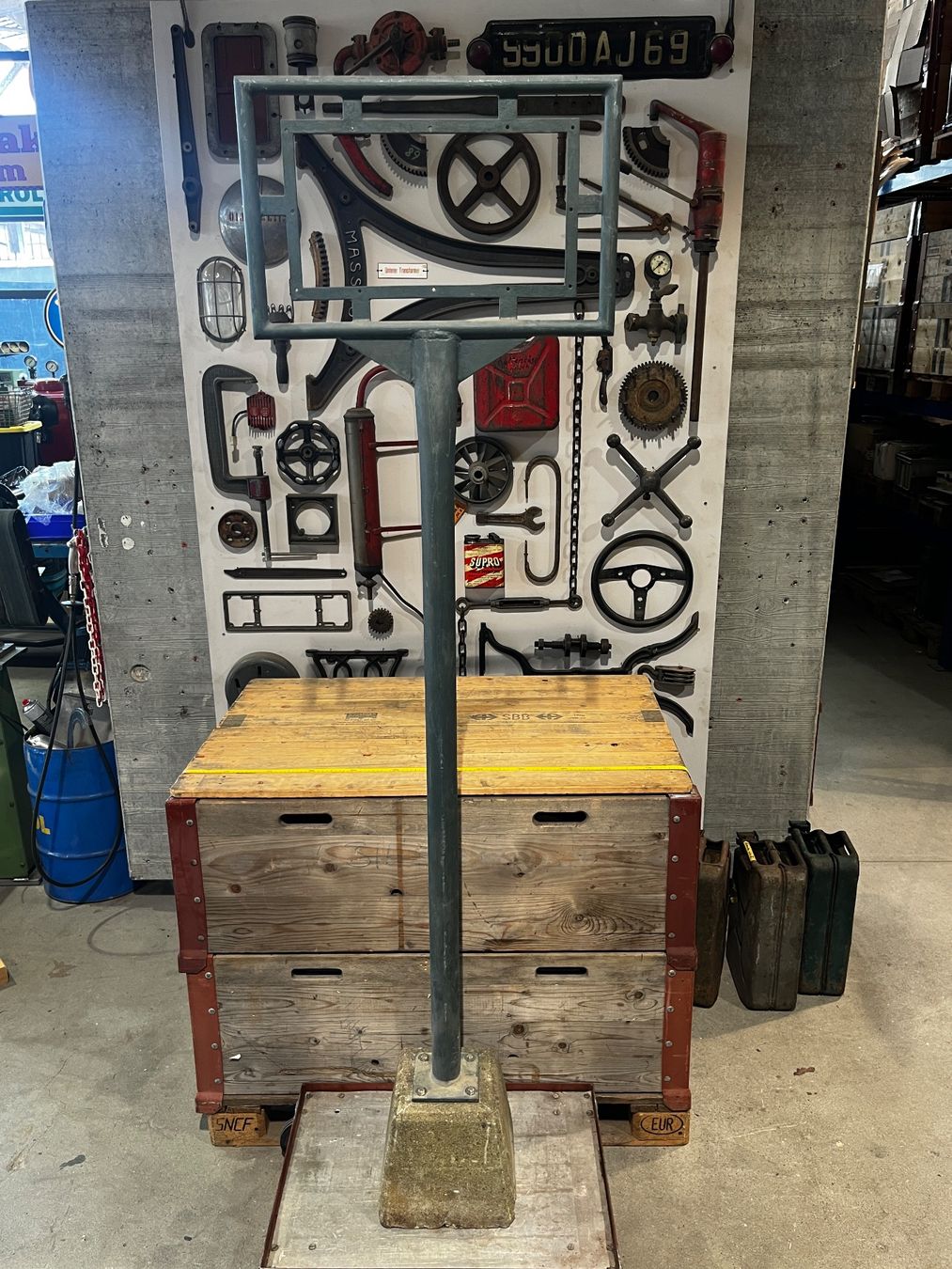 Ecriteaux: Altes Schild / Wegweiser auf Betonsockel – D'occasion à Luzern par Fracht-Design 3