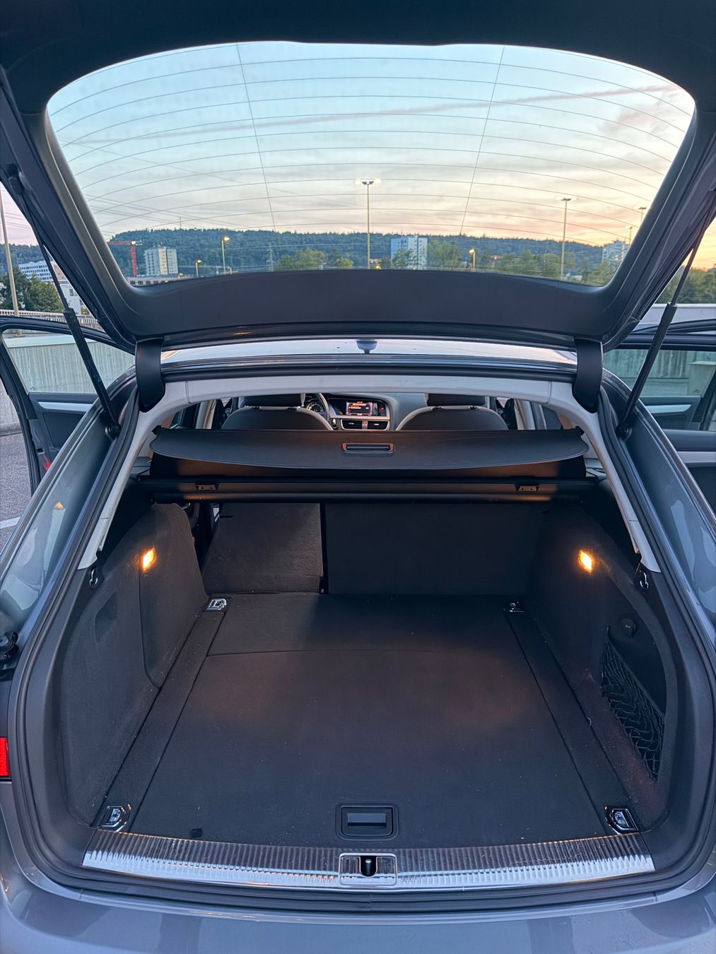 Audi Automobili: Audi A4 Avant grau, 2.0 TDI Multitronic Ambiente – Usato da Zürich venduto da fotopixel 2