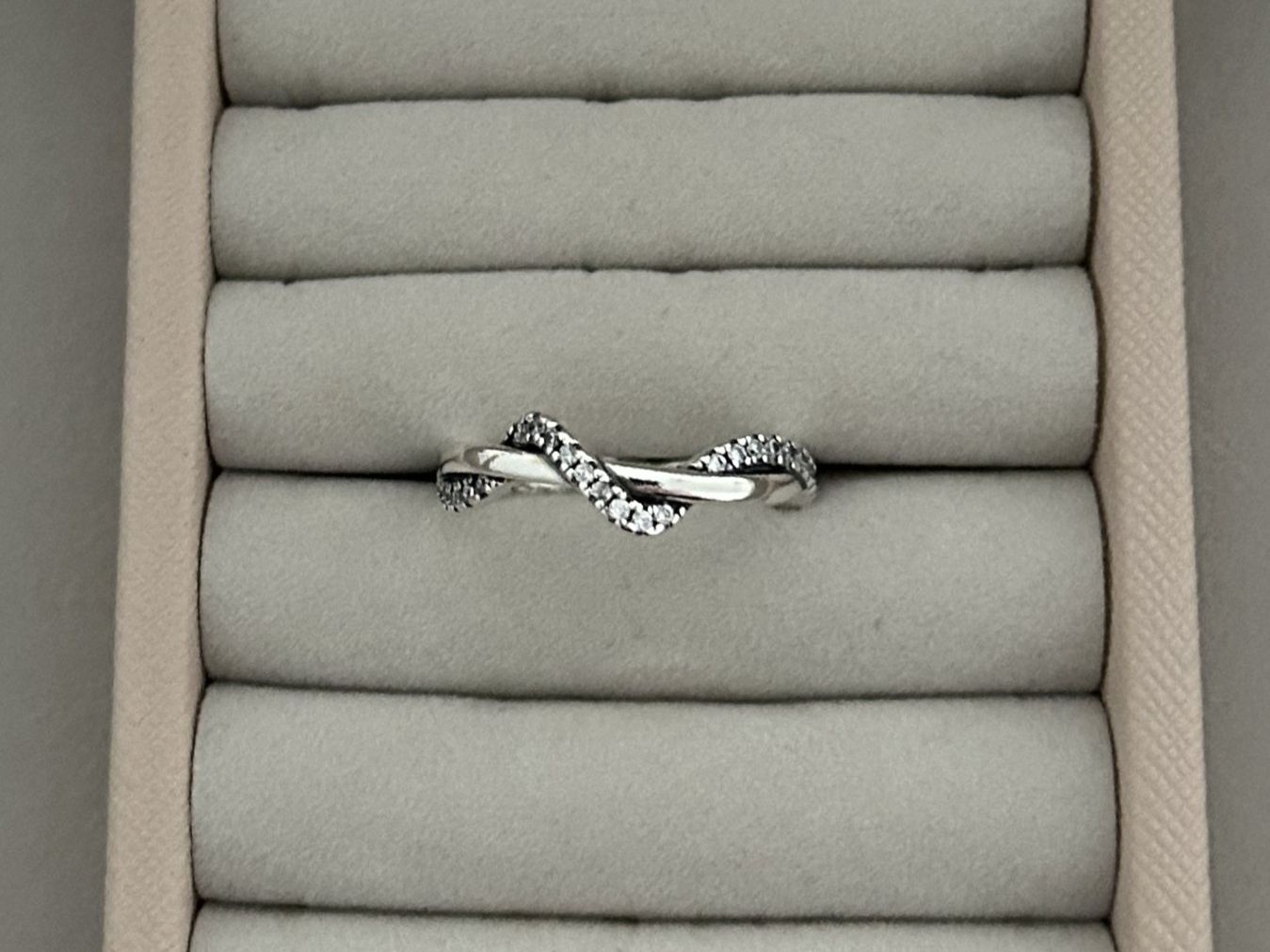 Pandora Anelli: Original Pandora Funkelnde Verschlungene Welle Ring - RRP 75 – Usato da Rheinfelden venduto da Boutique_Luxe