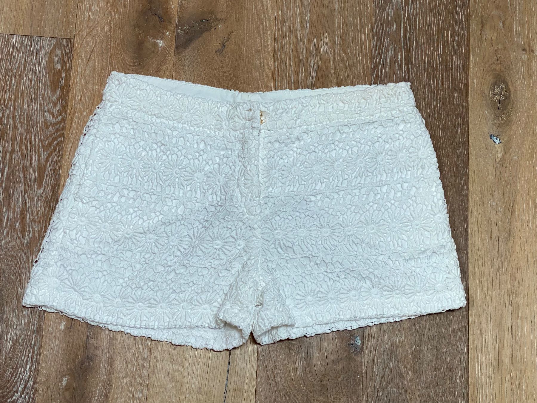 Pantaloni: Great white lace shorts. XS – Usato da Grund b. Gstaad venduto da PlageNeige