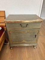 Nachttische aus Holz in Shabby Chic