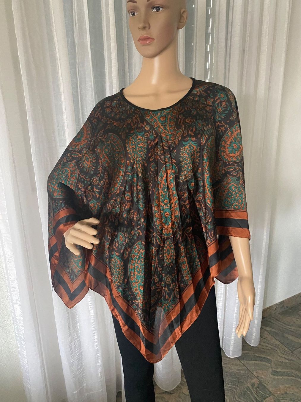 Camicette: edler/stylischer Blusen-Poncho,Silk-Feeling,1 Size – Nuovo e nell'imballaggio originale da Winkel venduto da ferrari2022 1