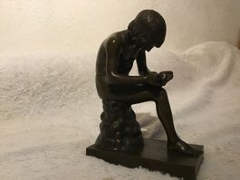 Bronzefigur der Dornauszieher Musee du Louvre mit Sockel.