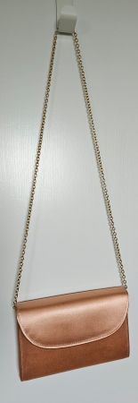 Elegante Damenhandtasche, Goldkette, Lachsfarben