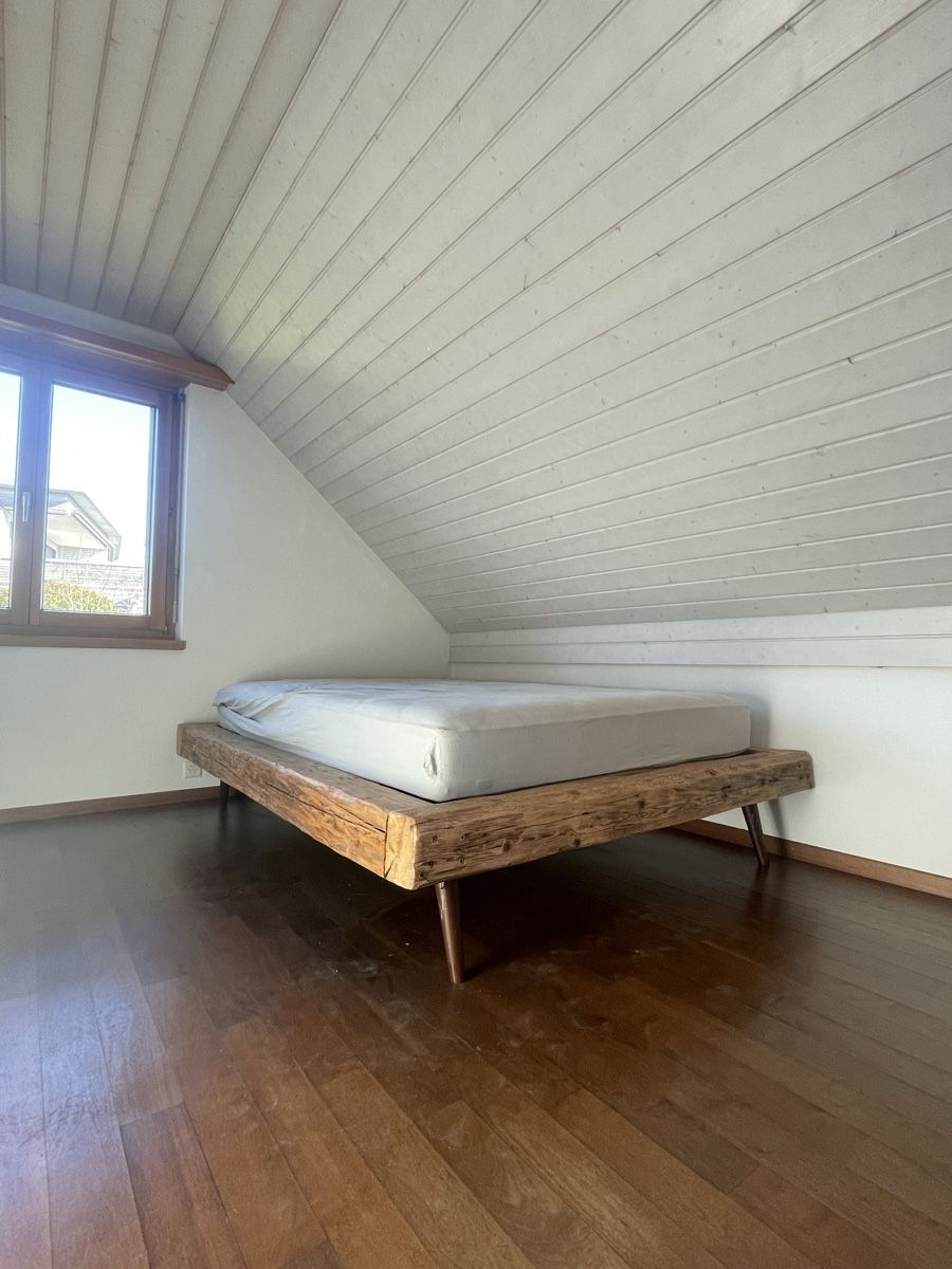 Articoli in legno: Bett, Massivholz, Altholz – Usato da Tagelswangen venduto da Hendrixfloyd
