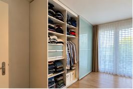 Grosser, hochwertiger Schiebetürenschrank mit Milchglasfront