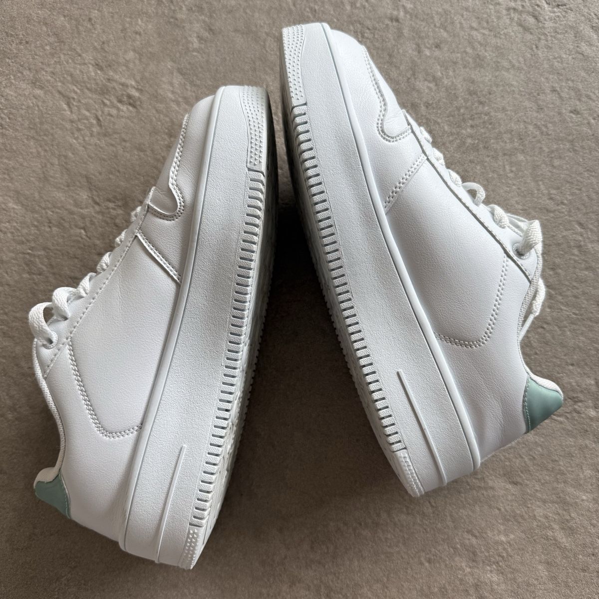 Champion Scarpe da donna: White Champion Platform Sneakers Size 41  – Usato da Boswil venduto da hey.itsme 3