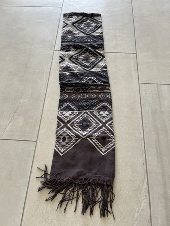Schicker Damen Schal mit Fransen, schwarz/weiss gemustert.