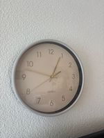 Wanduhr Quartz rund weiss goldene Zeiger guter Zustand