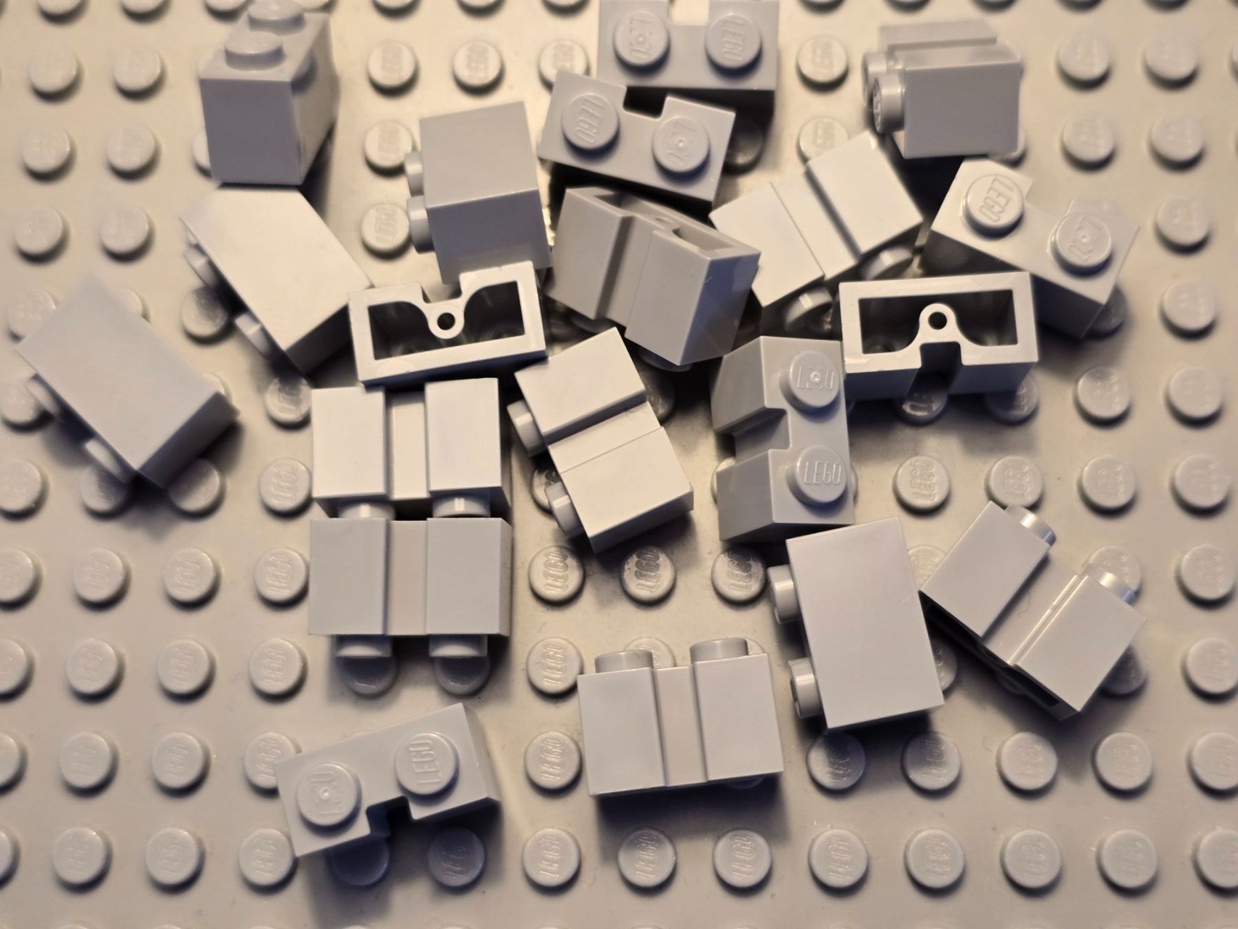 Lego Kit di costruzioni: Lego 20x Stein mit Schiene (4216) hellgrau 1x2 – Nuovo (secondo la descrizione) da Basel venduto da Swi-7621