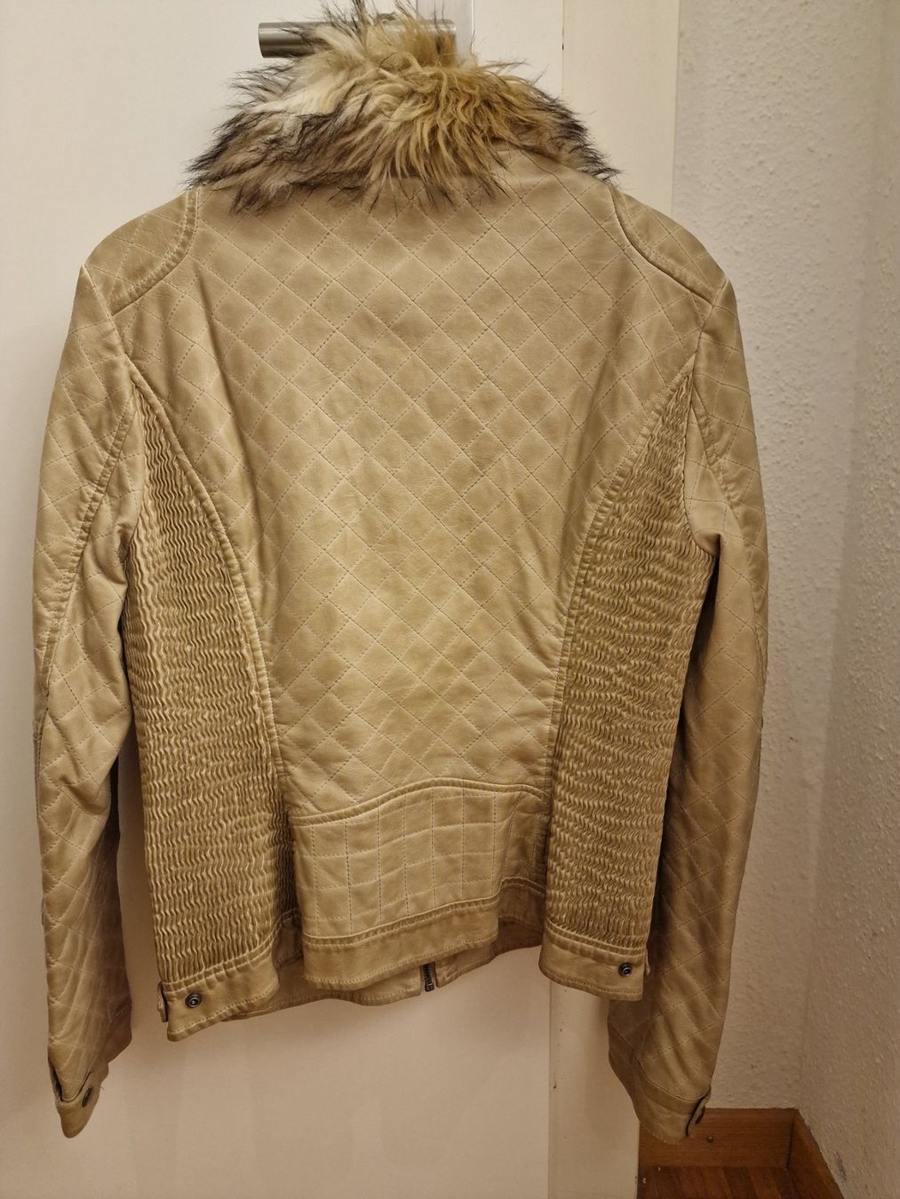 Guess Jacken: Guess Damen Jacke, beige, Gr. M – Neu (gemäss Beschreibung) aus Wädenswil von Gabinomi 1