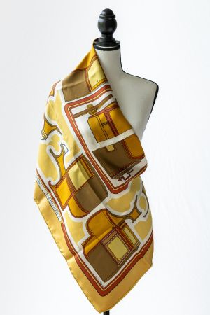 Carré Hermes "Les Coupes" Soie Jaune doré
