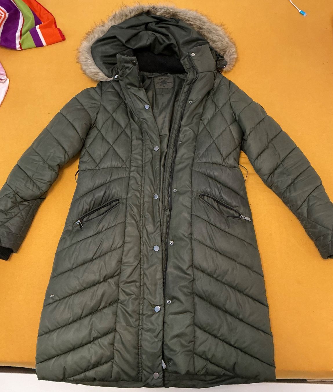 C&A Jacken: Doudoune chaude avec capuche fourrée, taille M – Gebraucht aus Martigny von Diasii_vente26
