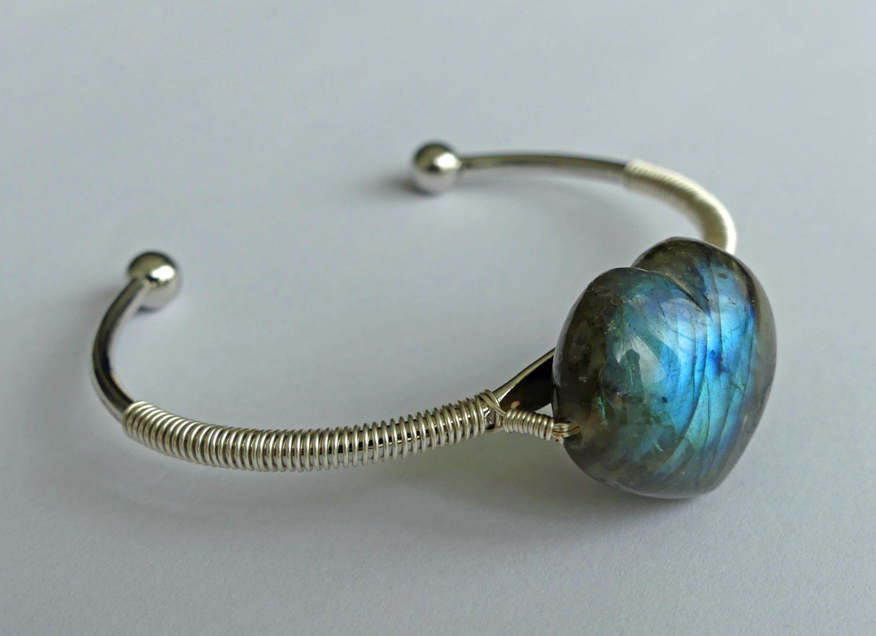Bracciali & Braccialetti: Armreif mit Labradorit – elegant & zeitlos – Nuovo e nell'imballaggio originale da Matten b. Interlaken venduto da kero71 4