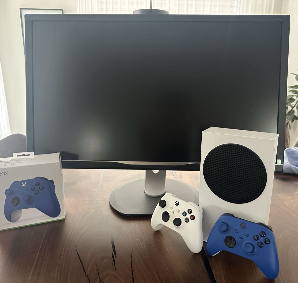Microsoft Console: Xbox S + 2 Controllers + Phillips Monitor – Usato da Allenwinden venduto da Tommorow