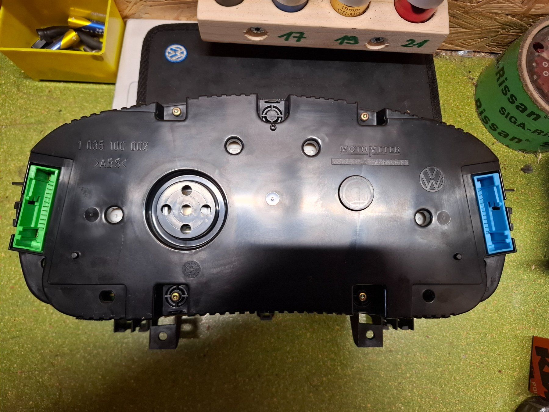 VW Tutti pezzi di ricambio auto: Golf Golf IV Tachoeinheit – Usato da Uttigen venduto da fourstrokeforce 2
