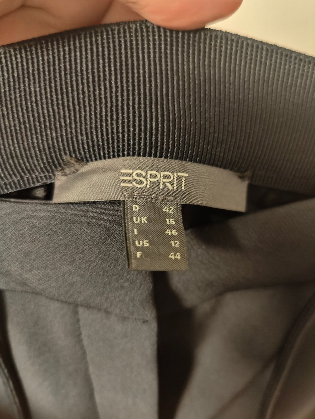 Esprit Pantalons: Hose von ESPRIT – D'occasion à Jona par Curtis90 2