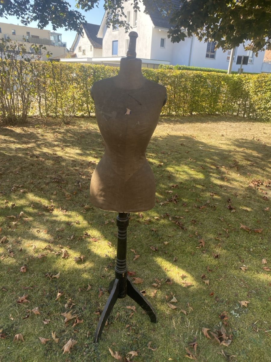 Tutte le decorazioni: Ältere Schneiderpuppe mit Holzständer  – Usato da Embrach venduto da bea_8424