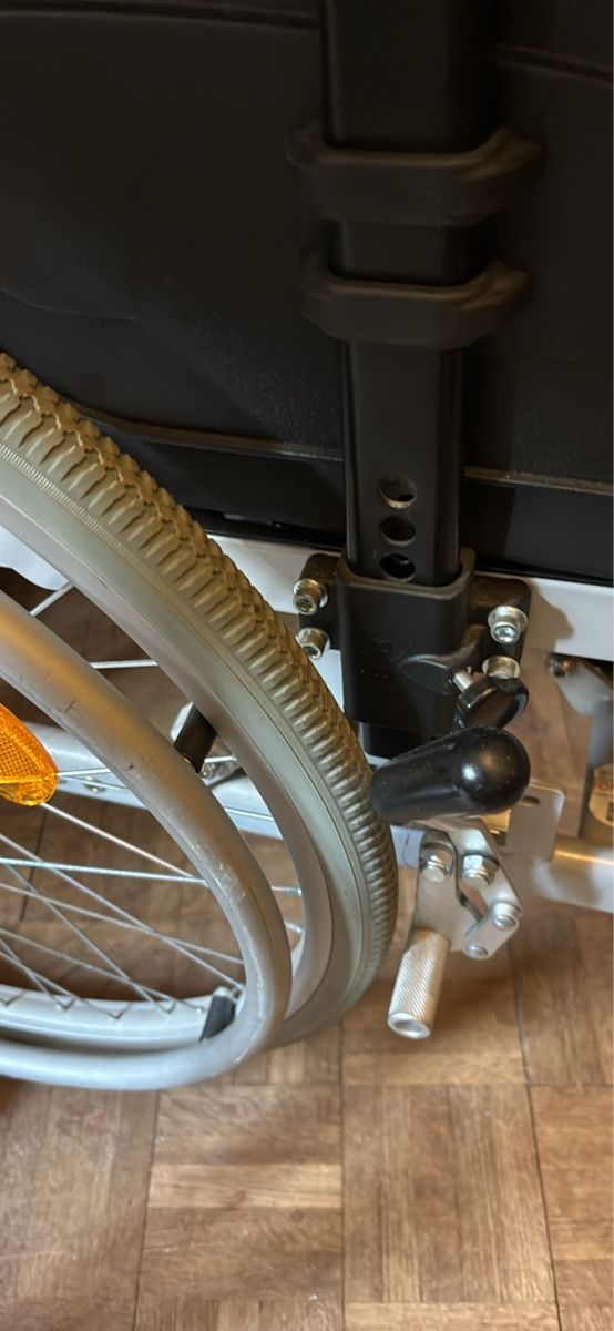 Lettini & sedie per cosmetici: Fauteuil roulant médical  – Usato da Cressier NE venduto da Pfeutpfeut 3