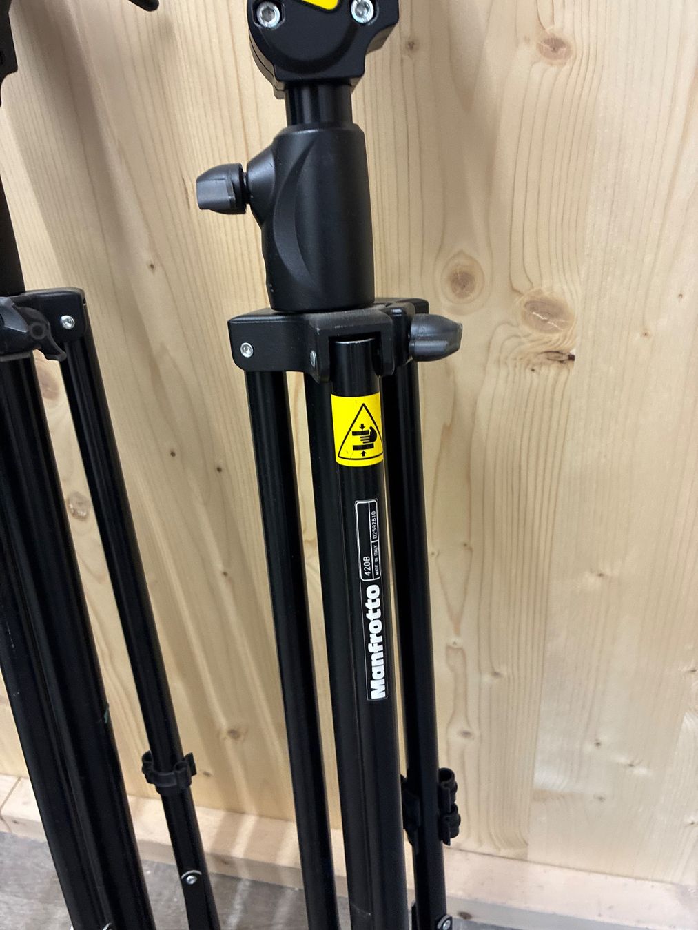 Manfrotto Treppiedi & Teste: 2x Manfrotto Galgenstativ schwarz B420 – Usato da Fribourg venduto da waves55 3