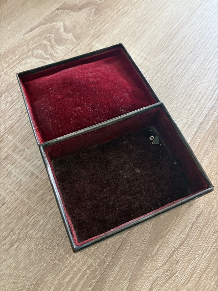 Portagioie: Antique Relief Decorated Jewelry Box – Usato da Interlaken venduto da giorgiotraverso 2