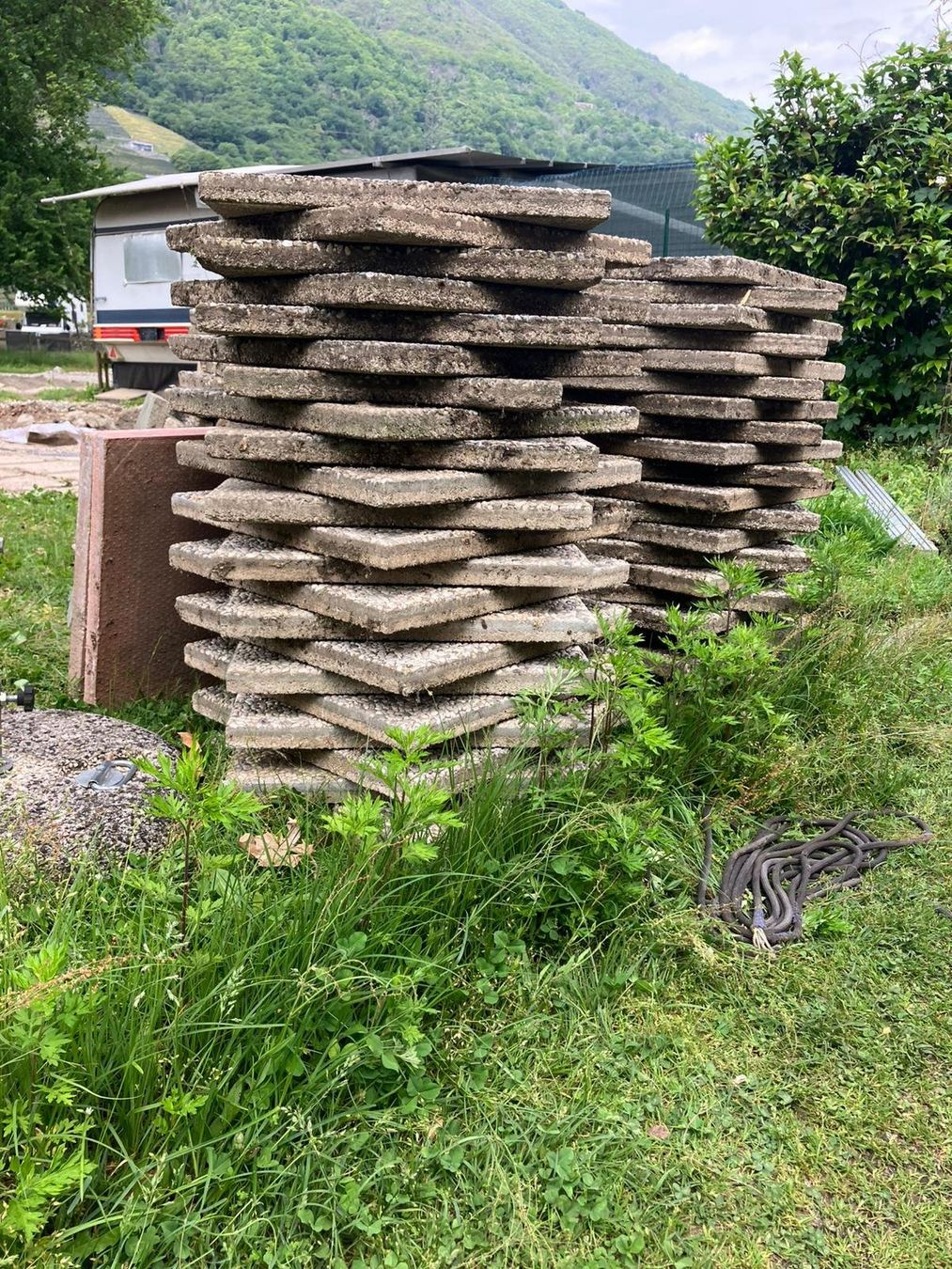 Rivestimenti per pavimenti: Gartenplatten – Usato da Gibswil venduto da Schufi2