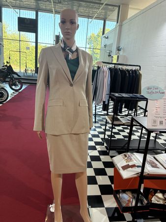 Maßgeschneidertes Damen-Set – Jacke, Rock, Weste & Schal  