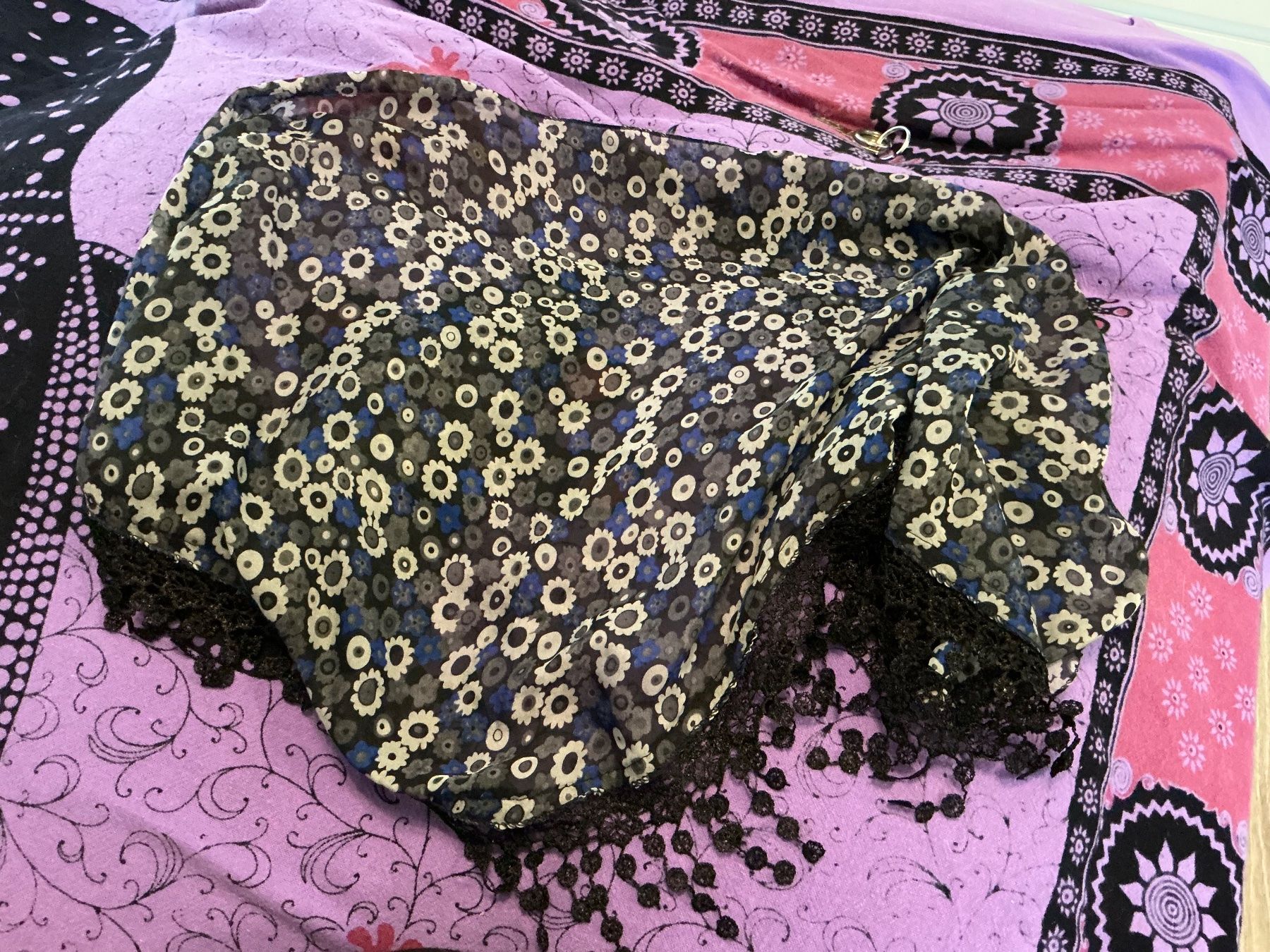 Foulard & Sciarpe: Schicker Damen Schal mit Blumenmuster und Spitze – Usato da Würenlos venduto da sweety5436 1