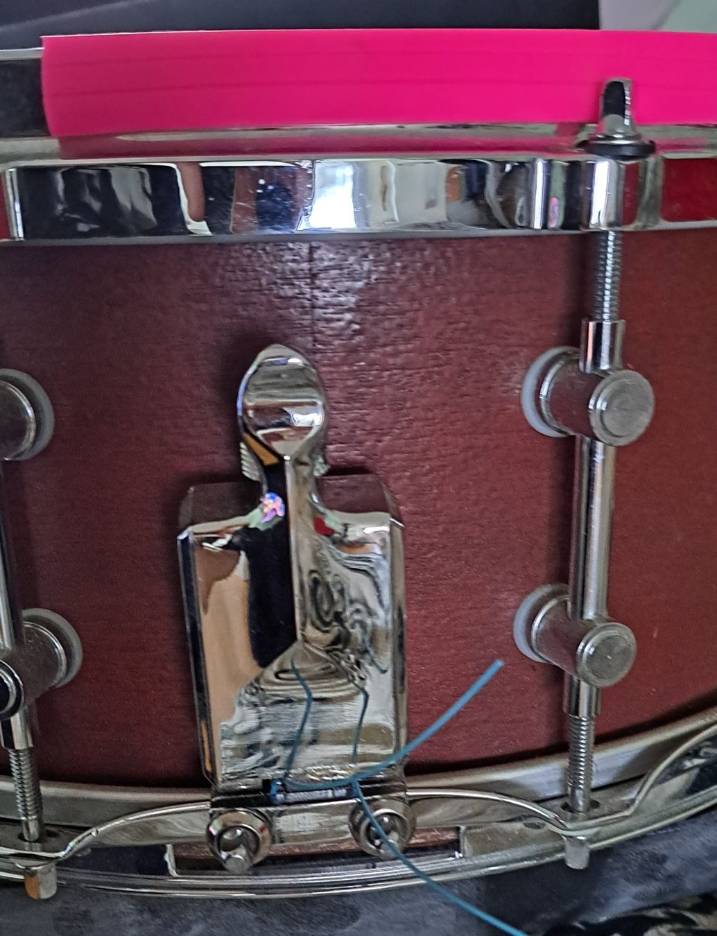 Strumenti musicali: Schalgzeug Snare Drum 14" Mahagoni mit Koffer und Sticks – Usato da Schlieren venduto da Rcaliforni 5