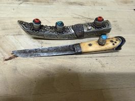 Dolch mit Scheide und Edelsteinen Griff aus Knochen
