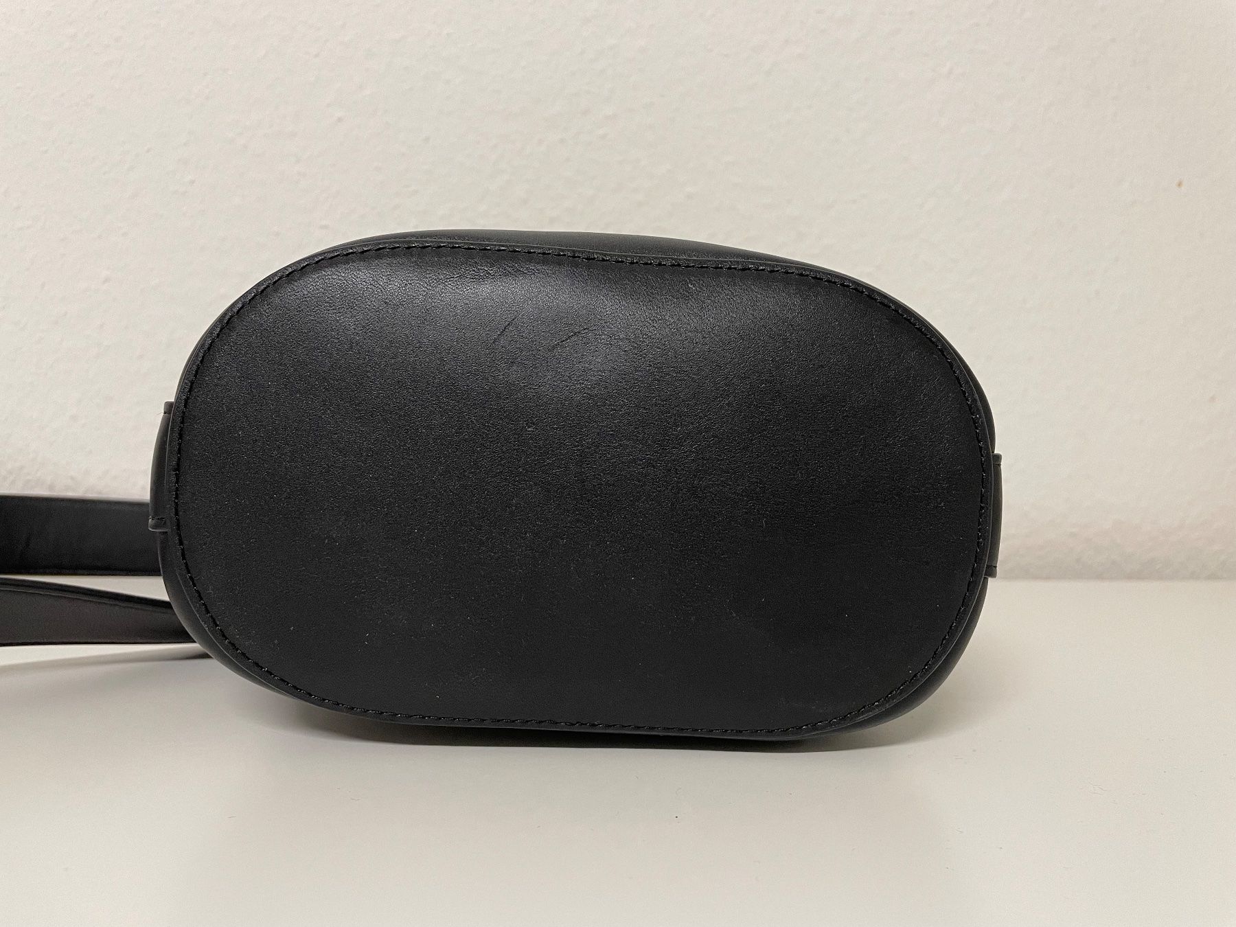 Allsaints Borse da donna: AllSaints Ray Bucket Bag Small – Usato da Basel venduto da Robyn20 7