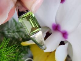Silberring mit grünem Peridot, verstellbar - Sommerlook!