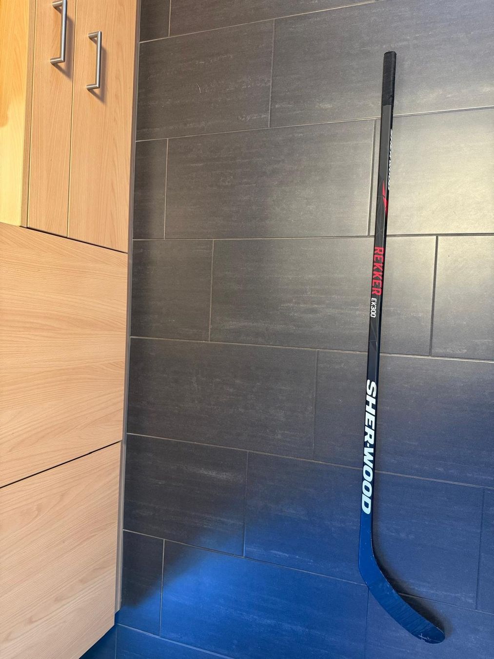 Ccm Pattini da ghiaccio: Sher-Wood Hockeyschläger + CCM Eishockeyschlittschuhe – Usato da Widnau venduto da xen_j2xg