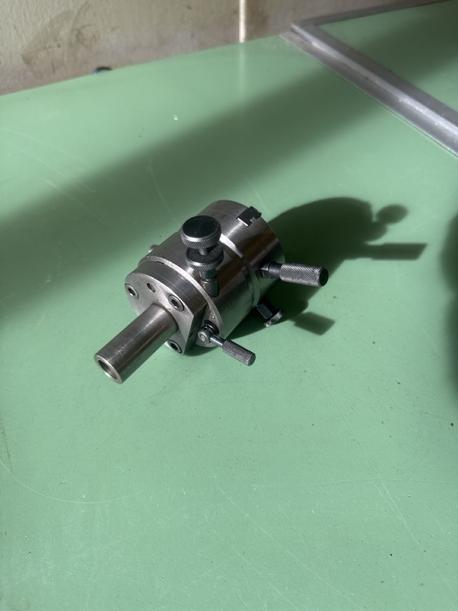 Altro per industria metallurgica: Dispositif de filetage – Usato da Aarberg venduto da SNMachines 1